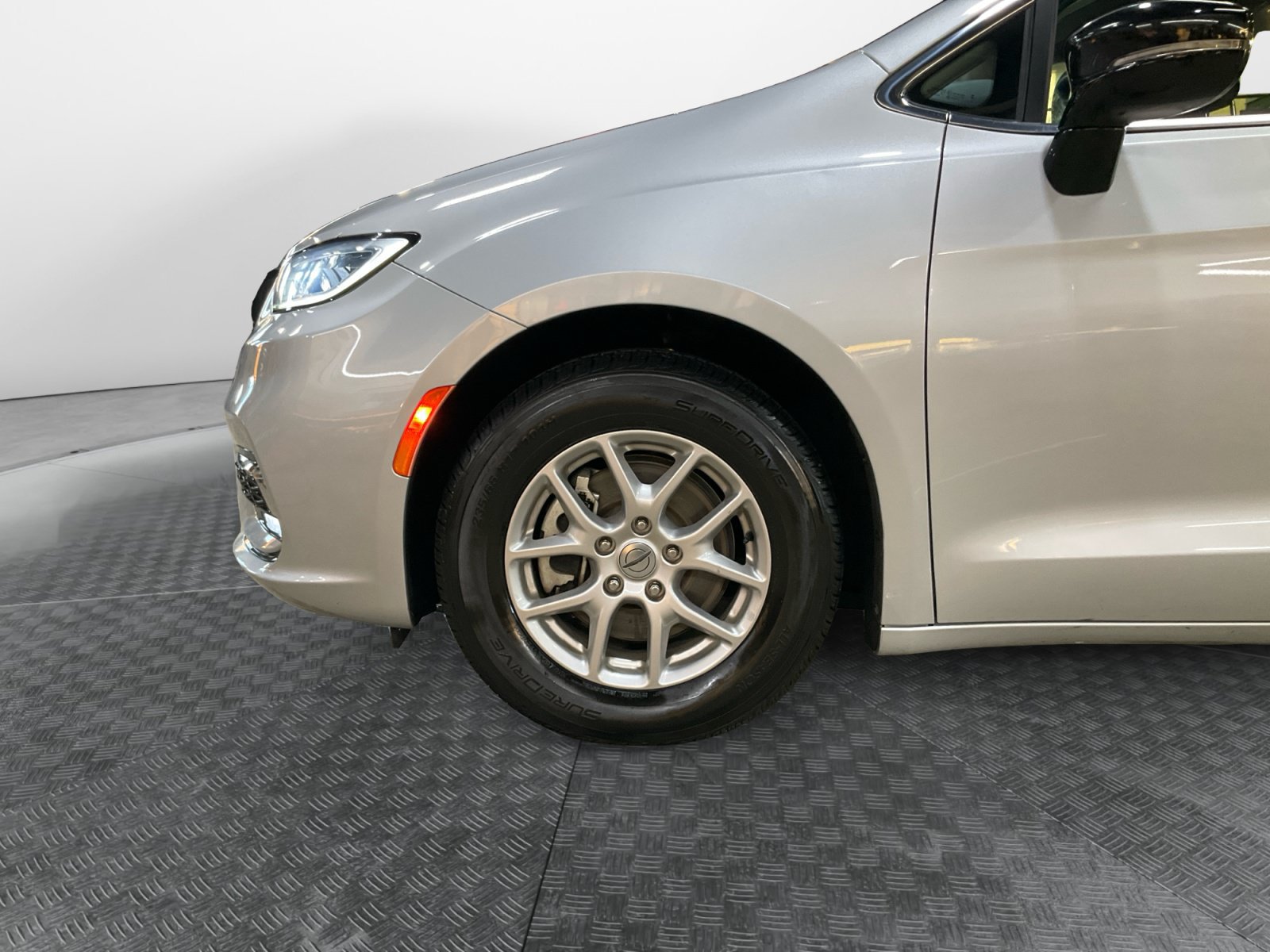Used 2024 Chrysler Pacifica Touring-L FWD image 16