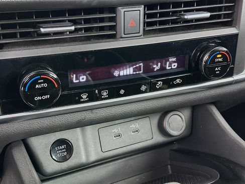 Used 2025 Nissan Rogue SV image 23