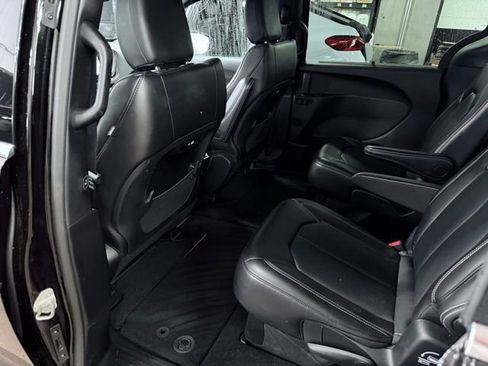 Used 2025 Chrysler Pacifica Select FWD image 19