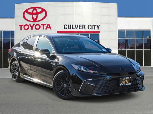 Certified 2025 Toyota Camry SE image 1