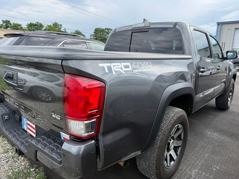 Used 2017 Toyota Tacoma TRD Off-Road w/ Premium & Technology Package AWD/4WD image 13