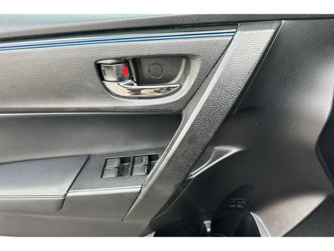 Used 2017 Toyota Corolla SE w/ SE Premium Package FWD image 11