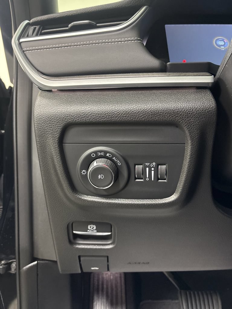 Used 2024 Jeep Grand Cherokee Limited AWD/4WD image 9
