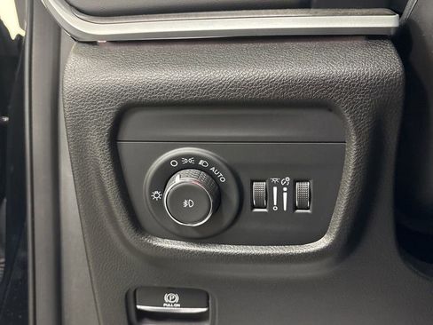 Used 2024 Jeep Grand Cherokee Limited AWD/4WD image 9