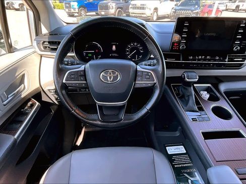 Used 2021 Toyota Sienna XLE FWD image 5
