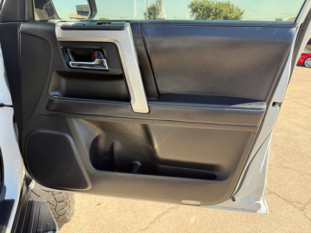 Used 2017 Toyota 4Runner SR5 AWD/4WD image 25