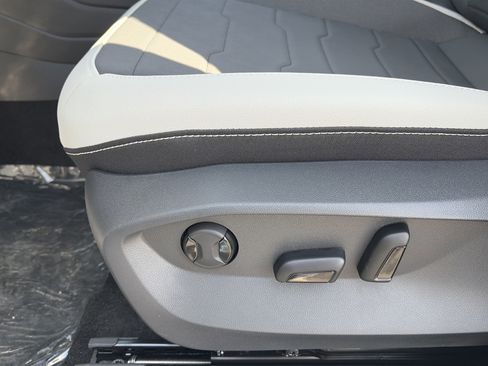 New 2026 Volkswagen Taos SE AWD/4WD image 12
