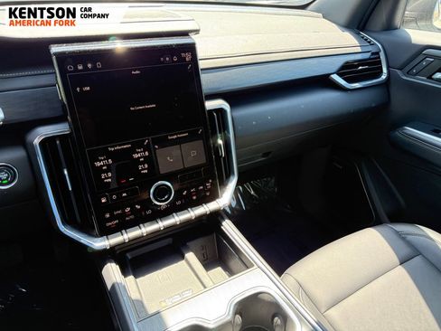 Used 2024 GMC Acadia Elevation AWD/4WD image 19