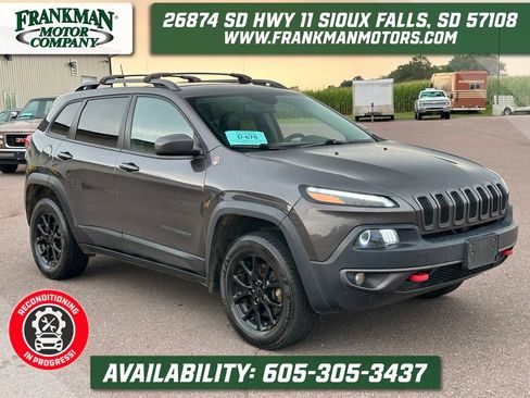 Used 2018 Jeep Cherokee Trailhawk AWD/4WD image 1