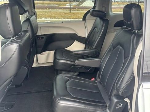 Used 2024 Chrysler Pacifica Touring-L FWD image 21