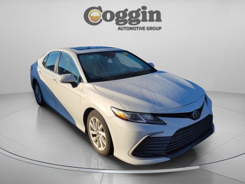 Used 2022 Toyota Camry LE image 8