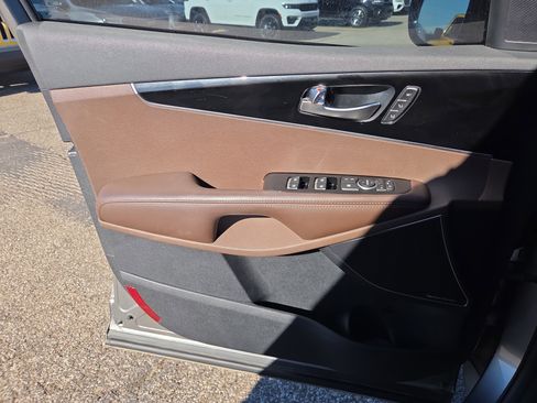 Used 2019 Kia Sorento SX w/ SX Touring Package image 9