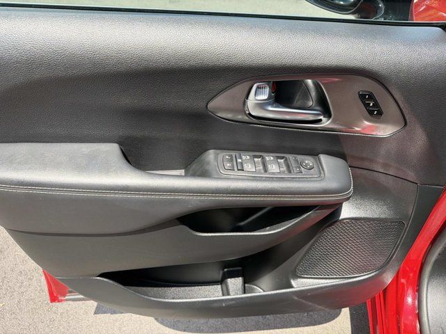 Used 2025 Chrysler Pacifica Select FWD image 7