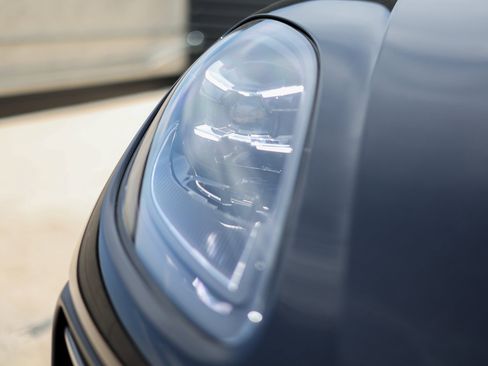 Certified 2025 Porsche Macan image 13