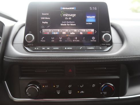 Used 2024 Nissan Rogue S AWD/4WD image 12