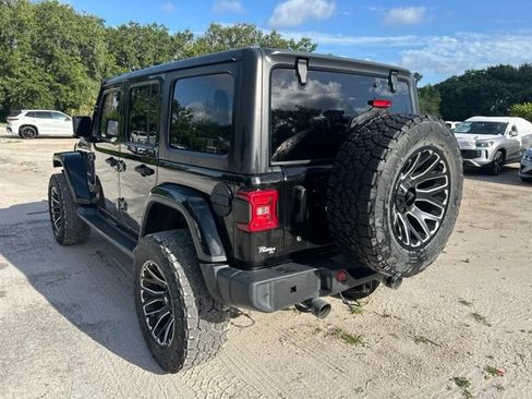 Used 2018 Jeep Wrangler Unlimited Sahara AWD/4WD image 3