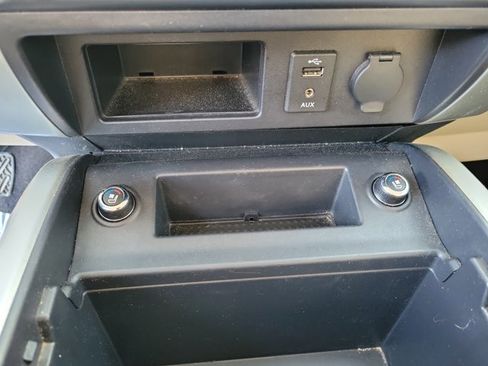 Used 2017 Nissan Titan SV image 26