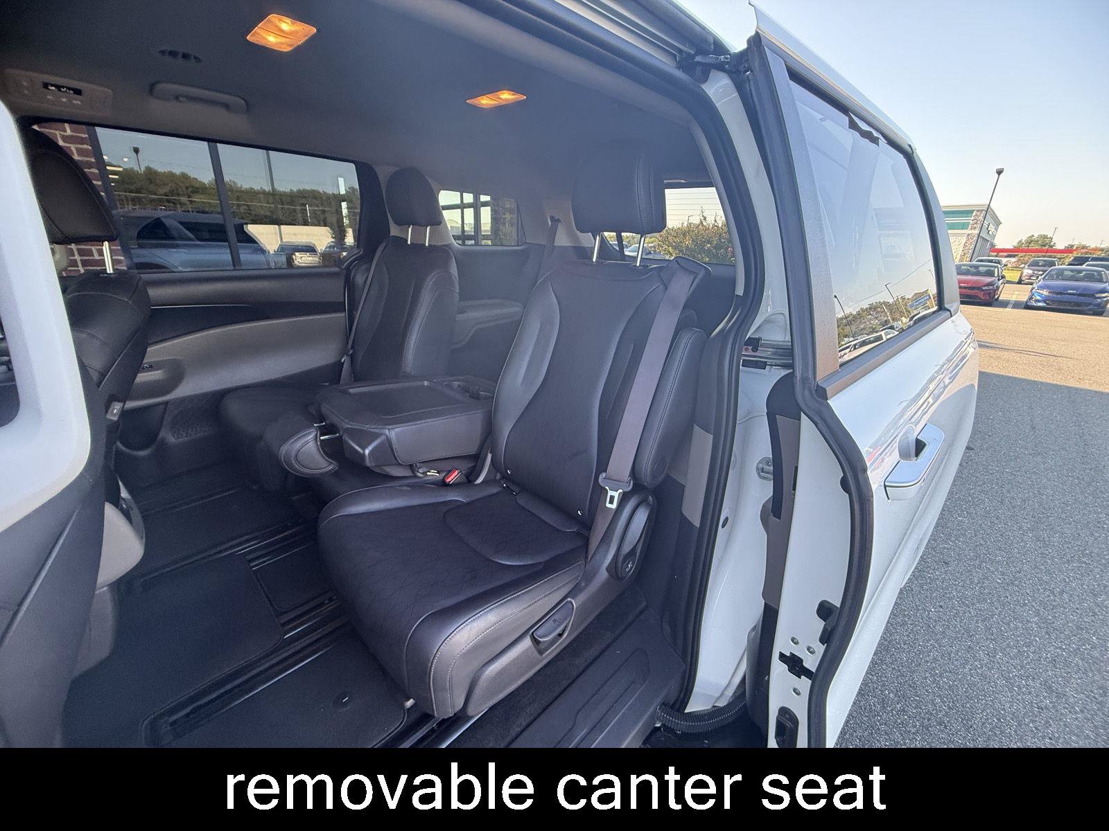Used 2025 Kia Carnival FWD image 17