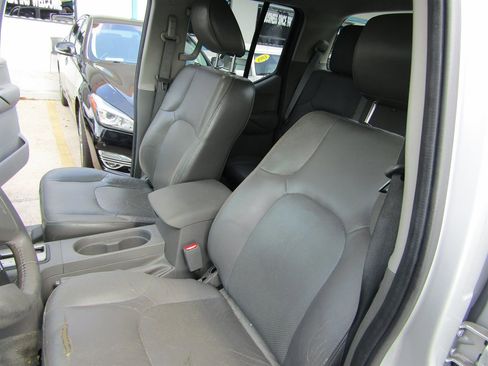 Used 2012 Nissan Frontier SL w/ Moonroof Pkg image 11