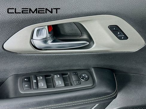 Used 2022 Chrysler Pacifica Limited w/ Uconnect Theater Family Group image 27