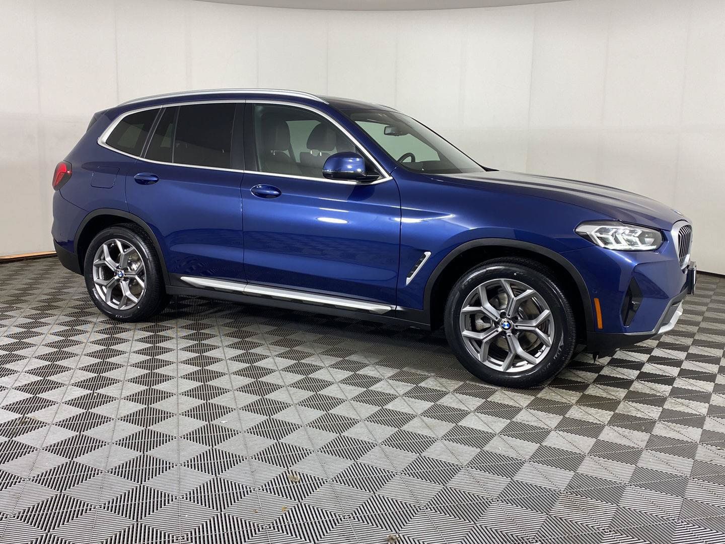 Used 2024 BMW X3 xDrive30i w/ Premium Package AWD/4WD image 3