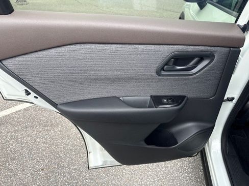 Used 2023 Nissan Rogue S AWD/4WD image 16