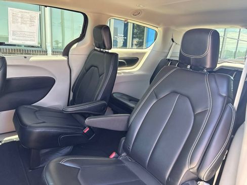 Used 2023 Chrysler Pacifica Touring-L AWD/4WD image 37