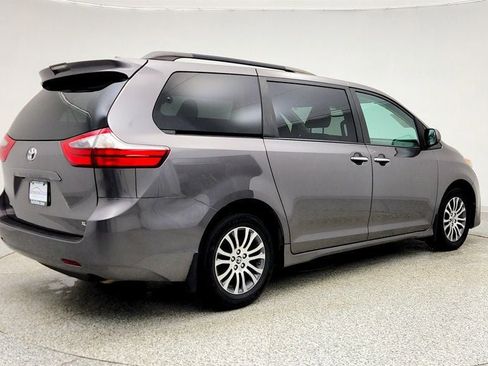 Used 2020 Toyota Sienna XLE w/ Carpet Mat Package image 5