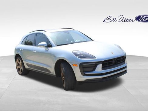 Used 2024 Porsche Macan AWD/4WD image 3