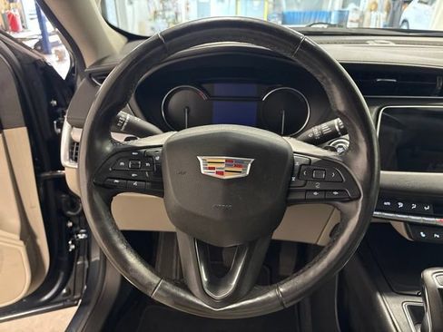 Used 2019 Cadillac XT4 Luxury w/ Cold Weather Package FWD image 16