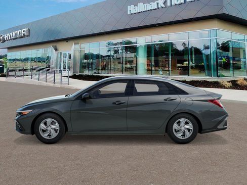 New 2026 Hyundai Elantra SE FWD image 3