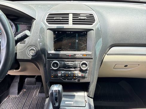 Used 2018 Ford Explorer XLT w/ Equipment Group 202A AWD/4WD image 22