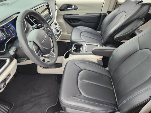 Used 2024 Chrysler Pacifica Touring-L FWD image 13