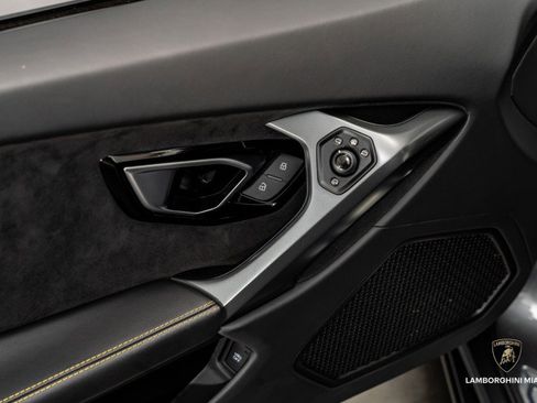 Used 2022 Lamborghini Huracan EVO image 30