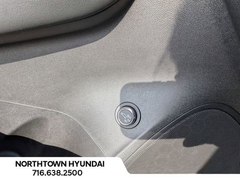Used 2023 Buick Envision Essence image 30
