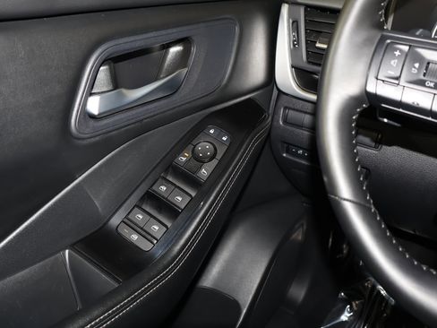 Used 2025 Nissan Rogue SV image 32