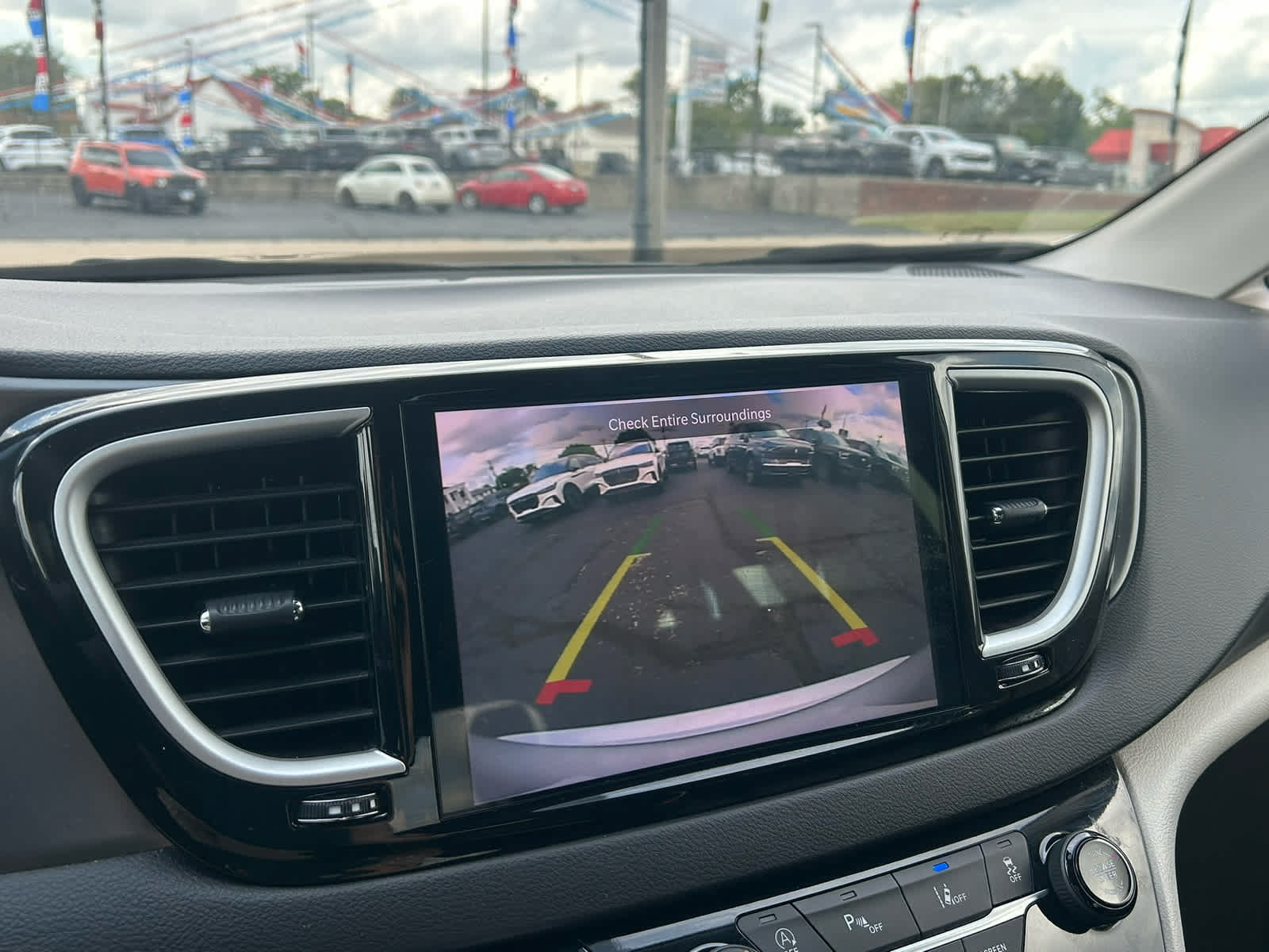 Used 2024 Chrysler Pacifica Touring-L FWD image 33