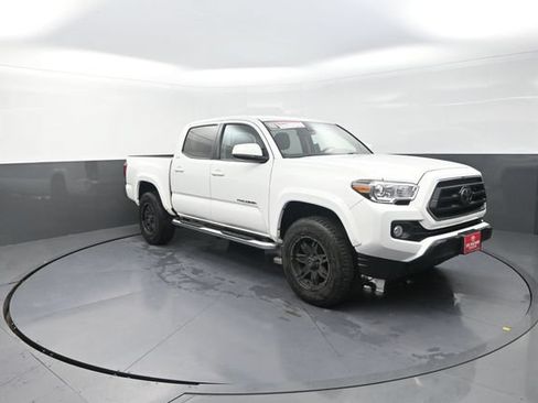 Used 2022 Toyota Tacoma SR5 AWD/4WD image 16