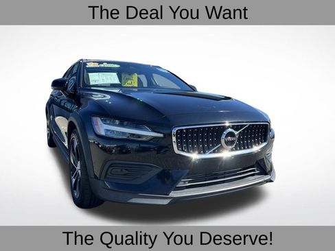 Used 2020 Volvo V60 T5 Cross Country image 1