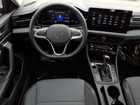 Certified 2025 Volkswagen Jetta SE w/ Sunroof Package image 25