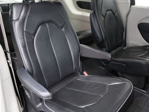 Used 2020 Chrysler Pacifica Limited FWD image 29