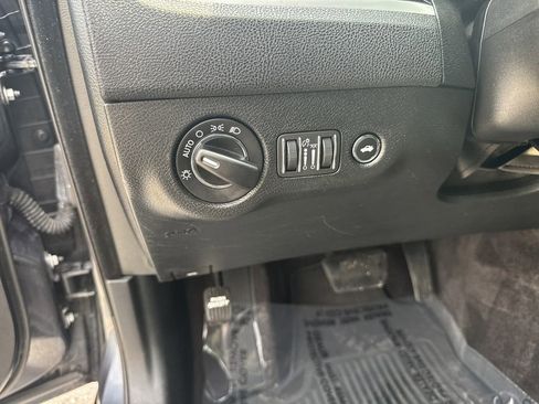 Used 2018 Chrysler 300 Touring image 12