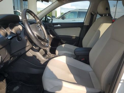Used 2019 Volkswagen Tiguan SE w/ Panoramic Sunroof Package FWD image 4