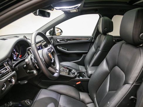 Certified 2025 Porsche Macan AWD/4WD image 24