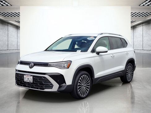 Certified 2025 Volkswagen Taos SE FWD image 11