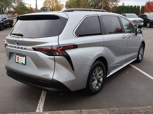 Used 2024 Toyota Sienna XLE image 8
