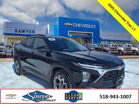 Used 2025 Chevrolet Trax LT w/ LT Convenience Package FWD image 1