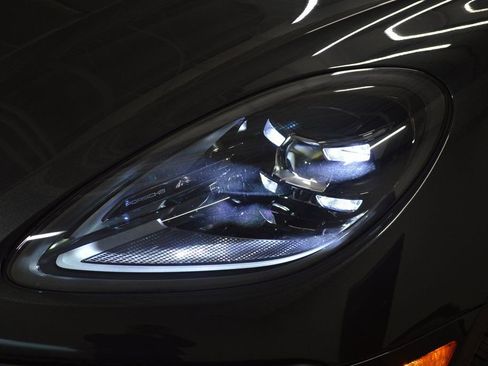 Used 2025 Porsche Macan image 11