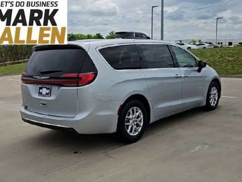 Used 2024 Chrysler Pacifica Touring-L FWD image 8