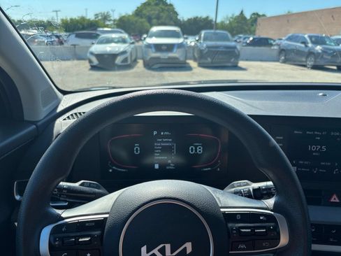 Used 2025 Kia Sportage LX FWD image 33